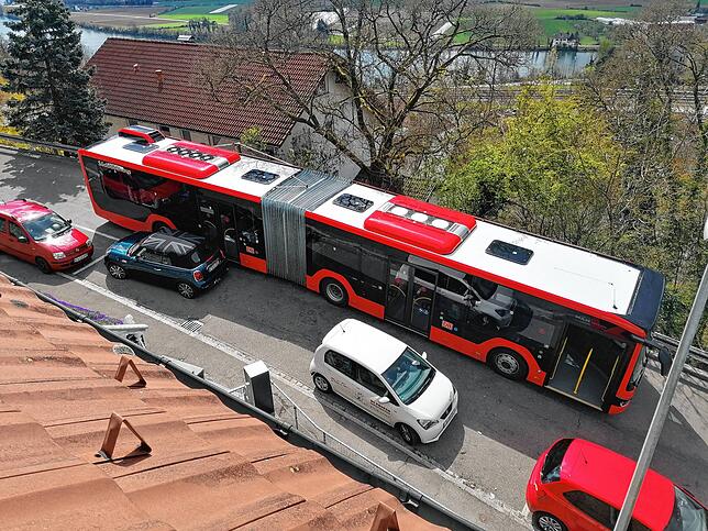 Szenen wie diese sieht Anwohner Harald Raufer oft in der Waldshuter Kalvarienbergstraße: Das dunkle Auto muss dem Gelenkbus auf der Spur ...