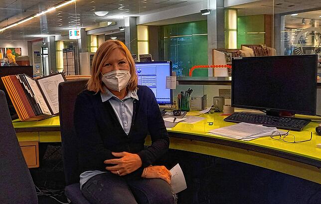 Renate Wolke arbeitet am Empfang des Krankenhauses. Informationen für Besucher sammelt sie sich aus Papierakten zusammen. Und ja, hinter ...