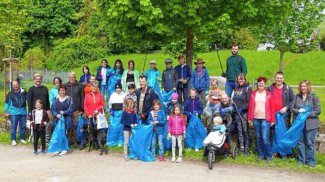 Über 30 Personen folgten der Einladung des Kinderrates von Rielasingen-Worblingen und sammelten gemeinsam Müll. Bild: Bossenmaier