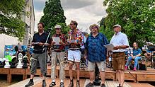 Großer Auftritt beim Dorffest: Eine Szene aus dem Singspiel &bdquo;De Bue und die Fischerin&ldquo; aus der Feder von Autor und Regisseur ...
