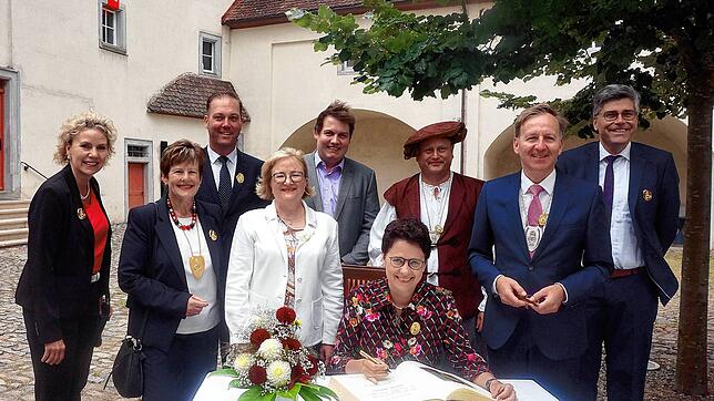 Marion Gentges, Landesministerin für Justiz und Migration, trägt sich vor dem Heimatabend im Schlosshof ins Goldene Buch der Stadt ...