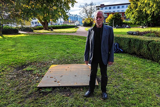 Der Klangkünstler Robin Minard neben seiner Arbeit „Kaminoyama Soundmark“ im Karlspark.