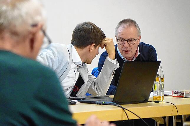Im laufenden Haushalt muss drastisch gespart werden, wie Kämmerer Günther Hermann im Rat ankündigte. Hier mit Bürgermeister Severin ...