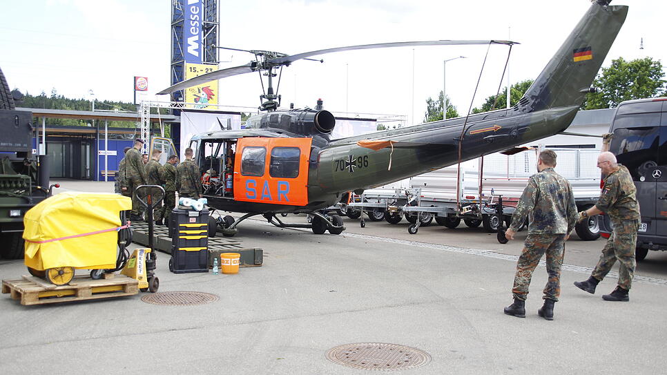 Der Rettungshubschrauber vom Typ Bell UH 1D, den die Bundeswehr an der Südwest Messe zeigt. Die Soldaten haben ihn nach dem Transport ...