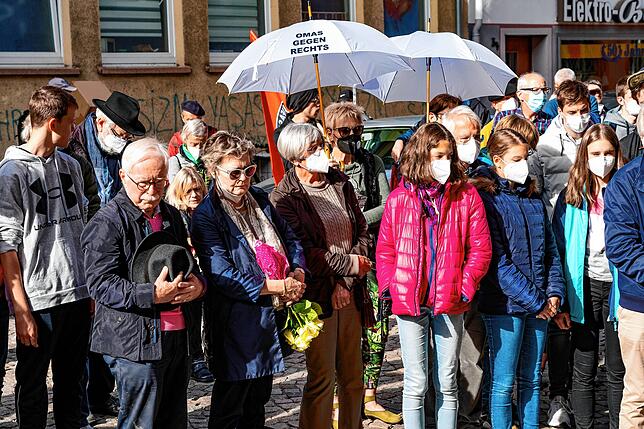 Rund 100 Menschen sind zur Verlegung der ersten Stolpersteine in VS gekommen.