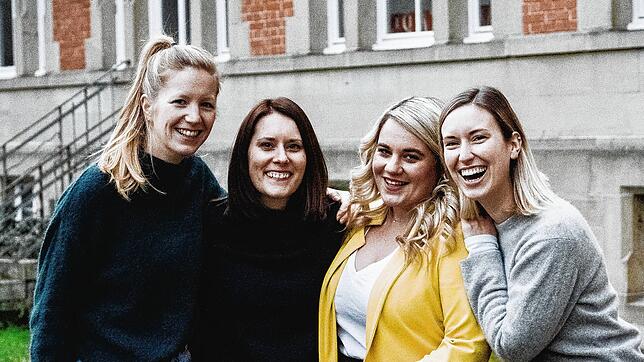 Die Gründerinnen Inken Barz, Hailey Gahlon, Carina Kaiser und Lena Scholpp (von links) freuen sich, dass das Shampoo-Pulver produziert ...