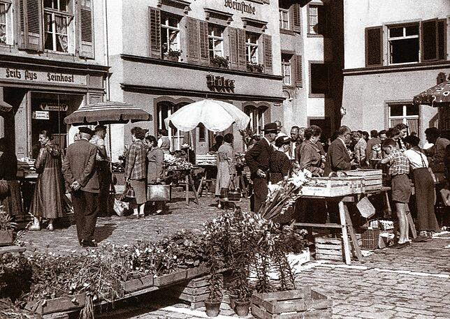 Wochenmarkt: Zum Münsterplatz gehört seit jeher der Wochenmarkt. Das Foto aus den fünfziger Jahren zeigt von links nach rechts das ...
