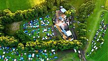 Das Festivalgelände in der idyllischen Umgebung des Herdwanger Gewanns „Hüttenbühl“ aus der Vogelperspektive. „Eine Liebe“ wird von ...