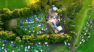 Das Festivalgelände in der idyllischen Umgebung des Herdwanger Gewanns „Hüttenbühl“ aus der Vogelperspektive. „Eine Liebe“ wird von ...