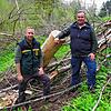 Die Klingenbachschlucht in Öhningen bleibt trotz der Fällung von über 450 Erlen gesperrt. Revierförster David Borho (links) und Wegewart ...
