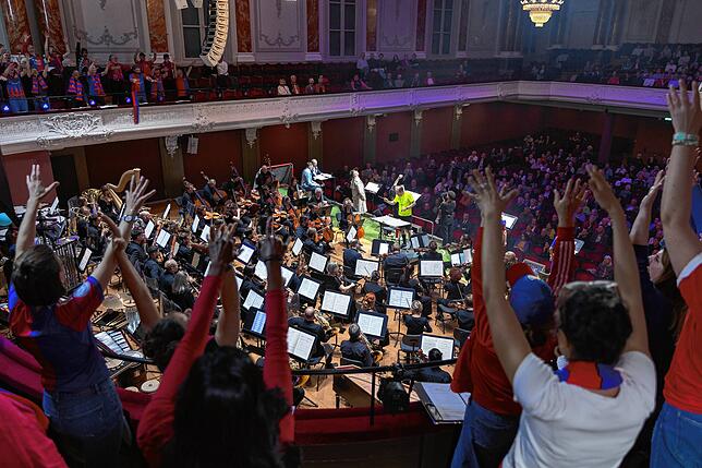 La Ola für die Sinfonietta: Moritz Eggerts Oratorium „Der 7. Himmel“ bringt Stimmung ins gediegene Stadtcasino von Basel. Während der 90 ...