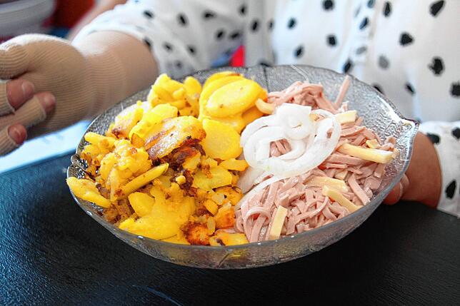 Brägele sind die badische Version der Bratkartoffeln – hier mit einer Portion Wurstsalat garniert.