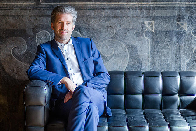 Oberbürgermeister Boris Palmer, hier auf einem Sofa im Tübinger Rathaus, hat den Gemeinderat beim Kampf gegen Müll hinter sich.
