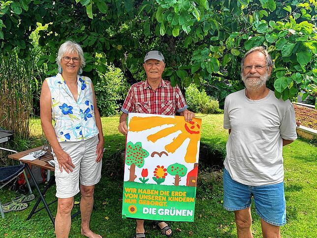 Die drei Wehrer „Ur-Grünen“ Regine Aisenbrey, Ulrich Knauf und Jürgen Ernst mit dem allerersten Wahlplakat der Partei, das ...