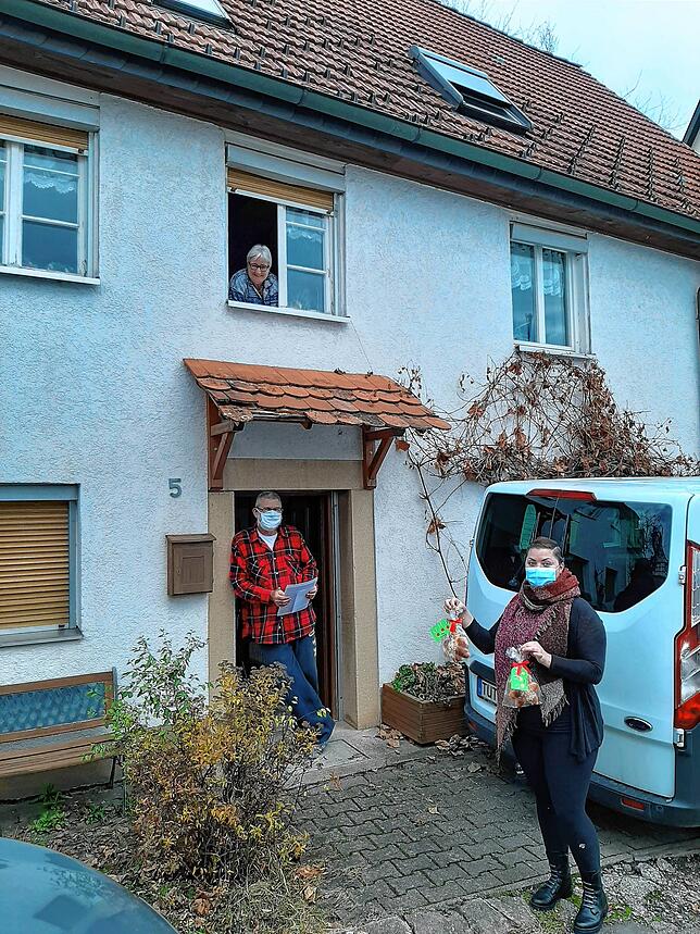 Sabine Schmieder (rechts) überreichte den beiden Musikern Astrid Heider (oben) und ihrem Gatten Jochen Heider (links) eine süße ...