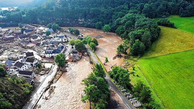 Die mit einer Drohne gefertigte Aufnahme zeigt die Verwüstungen, die das Hochwasser der Ahr in dem Eifel-Ort Schuld angerichtet hat. In ...
