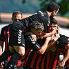 Großer Jubel: Anton Weis (links) und der zweifache Torschütze Serkan Korkmaz (rechts daneben) werden fast erdrückt. Der FSV Rheinfelden ...