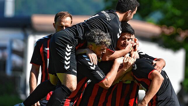 Großer Jubel: Anton Weis (links) und der zweifache Torschütze Serkan Korkmaz (rechts daneben) werden fast erdrückt. Der FSV Rheinfelden ...
