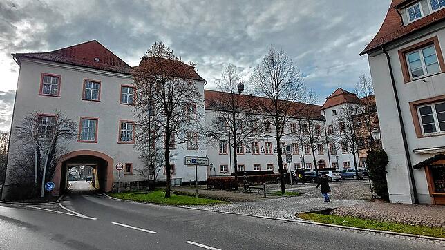 Irgendwo in diesem Bereich des kleinen Parkplatzes nahe Altenpflegeheim und Stadttor in Hüfingen soll sich die brutale Attacke im Sommer ...