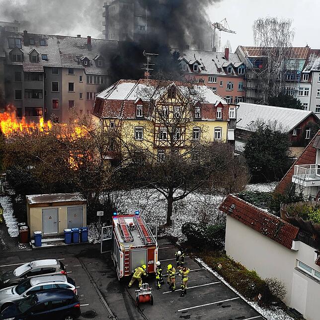 (Archivbild) Das Garagengebäude im Hinterhof der Turnierstraße steht im Vollbrand.