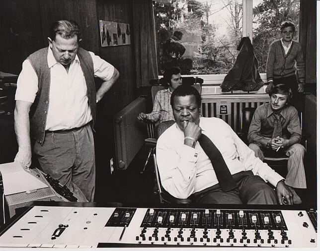 Studioszene mit Oscar Peterson (rechts) und Hans Georg Brunner-Schwer (links). Die Fangemeinde lauscht gespannt.