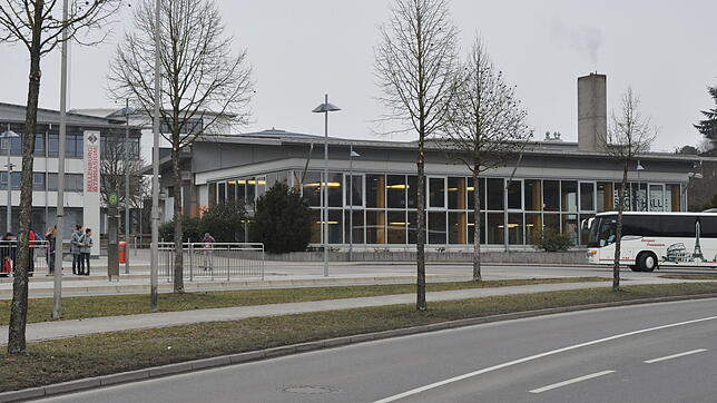Das Stockacher Freibad (rechts im Bild) neben den Schulen an der Dillstraße mit dem Busbahnhof für die Schüler im Vordergrund. Links ist ...
