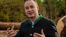 Nicolas Gregg ist 37 Jahre alt und lebt mit seinen beiden Hunden in Krauchenwies. Er tritt für die AfD zur Landtagswahl an.