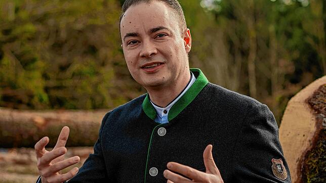 Nicolas Gregg ist 37 Jahre alt und lebt mit seinen beiden Hunden in Krauchenwies. Er tritt für die AfD zur Landtagswahl an.