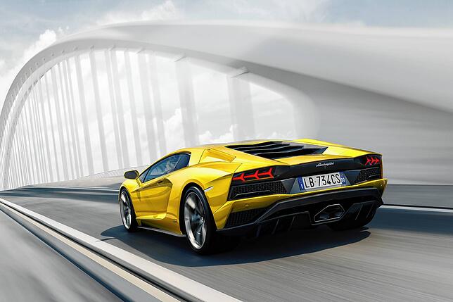 Das Coupe des Aventador von Lamborghini. Deutlich zu sehen ist am Heck die Motorklappe des Sportwagens, die aus carbonfaserverstärktem ...