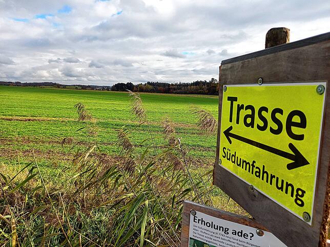 Die Gegner der Südumfahrung hatten vor dem Bürgerentscheid Tafeln an Stellen platziert, wo die Trasse entlangführen soll. In der ...