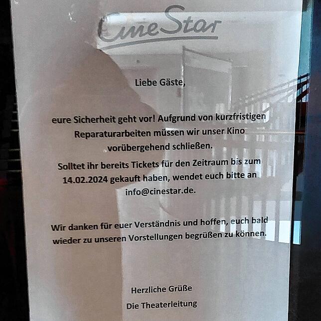 Ein Hinweisschild informiert die Kinobesucher, dass momentan keine Filmvorstellungen möglich sind. Bis zum 14. Februar bleibt das ...