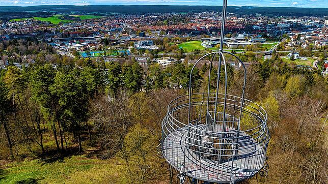 Der Aussichtsturm hat eine bewegte Geschichte und früher konnte man ein Jahresabo für eine Mark kaufen, um den Turm jederzeit besteigen ...