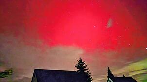 Polarlichter über Mönchweiler: Der Himmel zeigt sich in der Nacht zu Freitag in faszinierenden Farben.