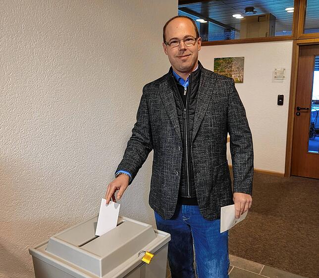 Bürgermeisterkandidat Michael Ehm gibt seine Stimme im Wahllokal Rathaus Erzingen ab.