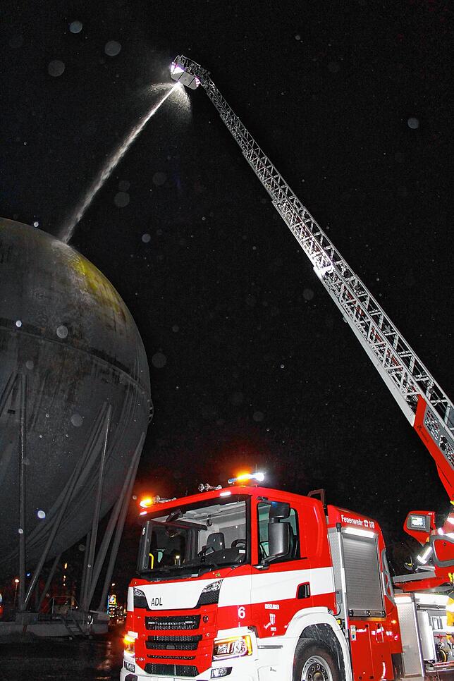 Die Kreuzlinger Feuerwehr kühlt die große Erdgaskugel. Bilder: Alban Löffler