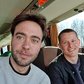 SÜDKURIER-Reporter Marcel Jud (links) auf dem Weg zur ukrainischen Grenze. Neben ihm sitzt Linus Dietrich, einer der freiwilligen Helfer