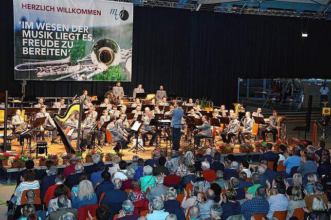 Bild 20: Volle Zuschauerreihen und gute Laune: Bilder vom Benefizkonzert mit dem Heeresmusikcorps