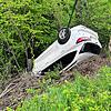 Im Wald bei Obermumpf (Kanton Aargau) liegt ein weißes Auto auf dem Dach – vom Fahrer zunächst keine Spur.