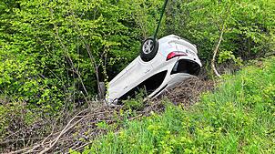Im Wald bei Obermumpf (Kanton Aargau) liegt ein weißes Auto auf dem Dach – vom Fahrer zunächst keine Spur.