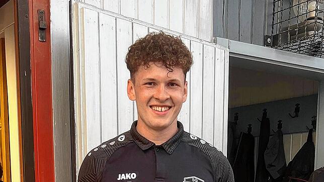 Nico Rapp von der SG Fischbach-Weiler sichert sich mit 23 Treffern die Torjägerkanone in der Kreisliga A 1.