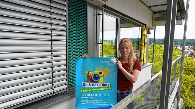 Klimaschutzmanagerin Louisa Freytag präsentiert das Plakat zum Wettbewerb. Foto: Stadt Rheinfelden