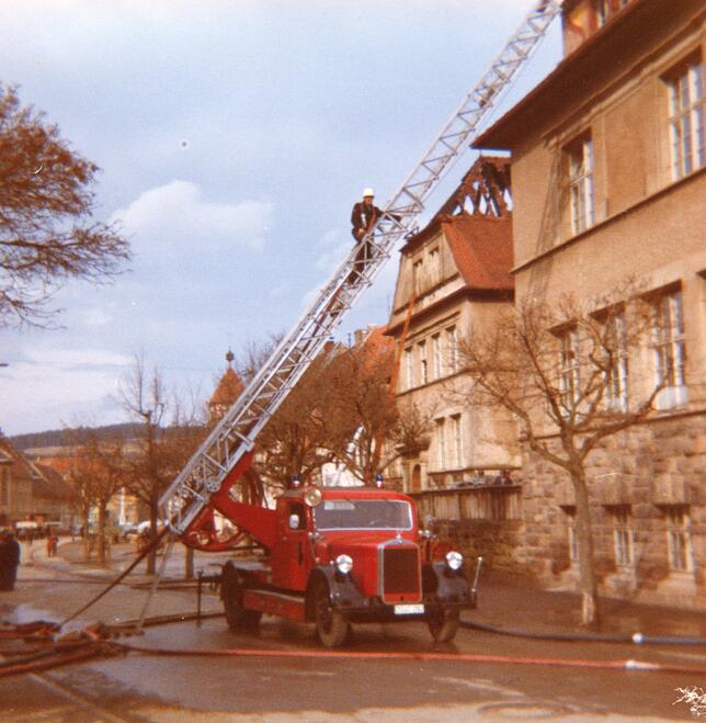 Eine Drehleiter leistet beim Schulhausbrand 1971 wichtige Dienste bei den Löscharbeiten.