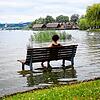 Ruhepause mit Fußbad: Der Uferbereich in Unteruhldingen steht am Sonntag unter Wasser. In den Pfahlbauten (im Hintergrund) bestand keine ...