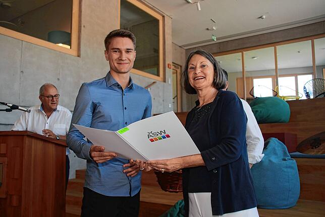 Aus den Händen von Regierungspräsidentin Bärbel Schäfer durfte Alex Albicker als erster Abiturient in der Geschichte der Wutöschinger ...