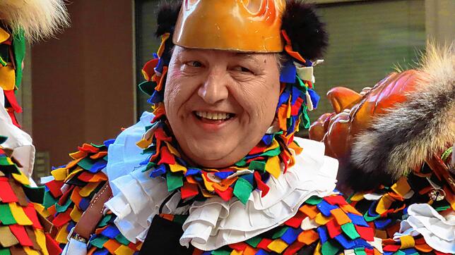 Das Narrolaufen wird traditionell mit offen getragenen Maske gemacht. Da ist viel Schweiß geflossen kurze Pausen waren nötig, ...