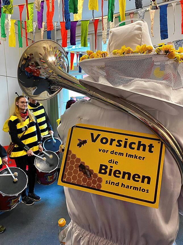 Vorsicht vor dem Imker, die Bienen sind harmlos &ndash; mit dieser Warnung geht Daniel Kleiser als Imker der Bienen vom Fanfarenzug Burg ...
