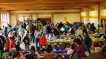 Volles Haus gibt es im Kindergarten „Villa Wirbelwind“ in Willaringen beim 25. und letzten Flohmarkt. Bilder: Hans-Jürgen Sackmann