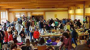 Volles Haus gibt es im Kindergarten „Villa Wirbelwind“ in Willaringen beim 25. und letzten Flohmarkt. Bilder: Hans-Jürgen Sackmann