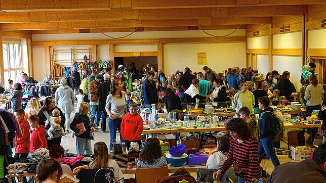 Volles Haus gibt es im Kindergarten „Villa Wirbelwind“ in Willaringen beim 25. und letzten Flohmarkt. Bilder: Hans-Jürgen Sackmann