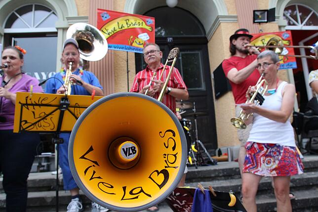 Die Formation "Vive La Bräss": Wo sie sind, ist gute Laune, wie hier an der Uferpromenade beim Promenadenfest.